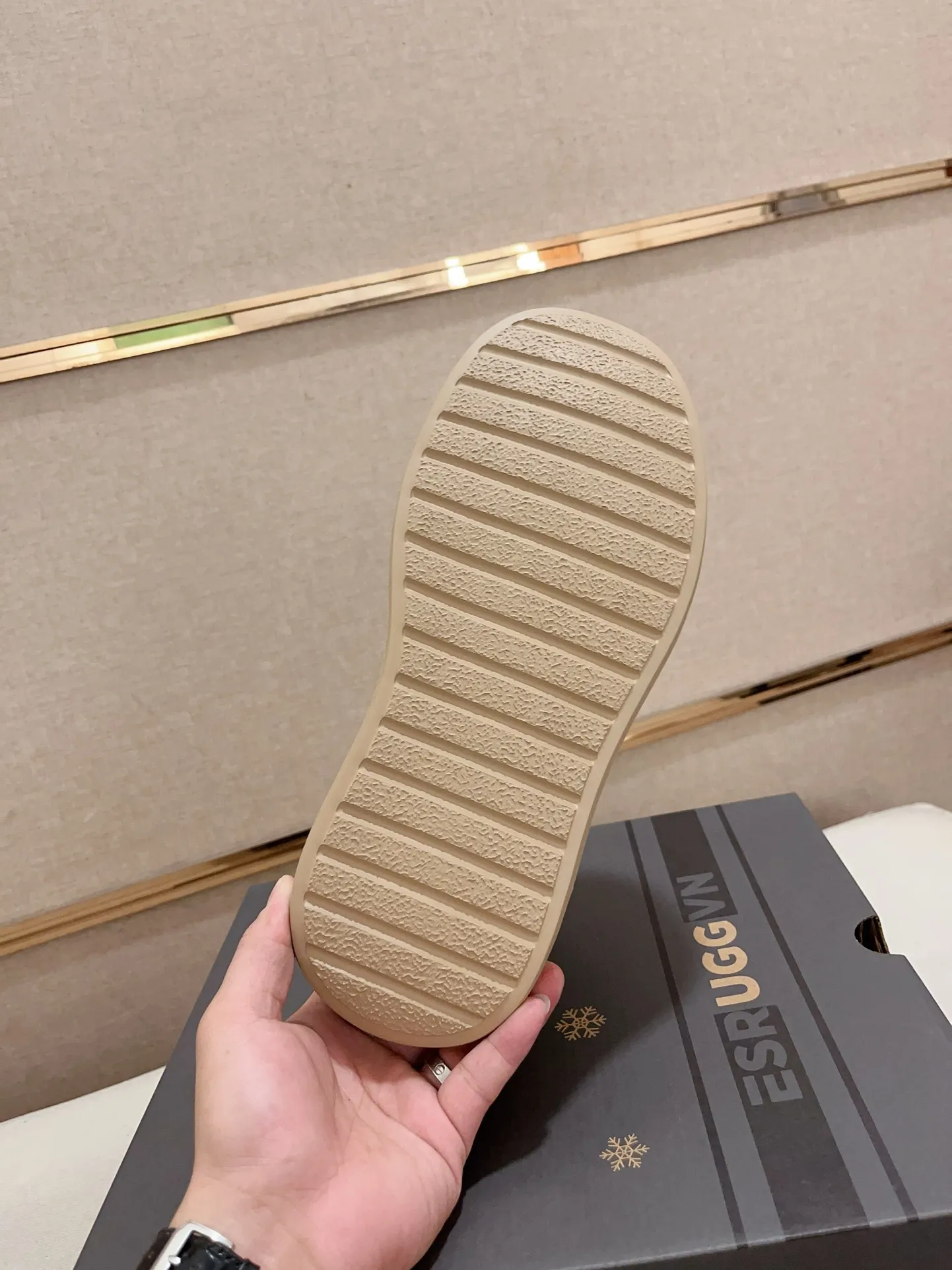 Factory Price: 380 Men's Men's Shoes💰North American Men's Shoes Ugg ☃️In the special sale of new high-quality men's shoes and snow boots in autumn and winter, the nemesis of extreme cold weather! Made of cowhide leather, merino wool lining, and original outsole, whether driving, outdoor or daily wear, there is always one that suits you! Code number 39-44
